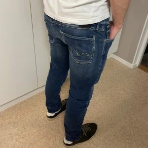 Blå replay jeans - Blåa replay jeans i modellen ANBASS storlek 34 man, passar mig i längden som är 187. Nya utan prislapp