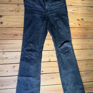 Svarta bootcut jeans från Zara - Svarta jeans från Zara med klassisk bootcut-ben. Jeansen har en mörk tvätt. Perfekta för dig som gillar en avslappnad men ändå snygg look.
