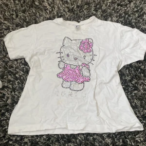 hello kitty tröja 🩷 - jätte söt vit t shirt med hello kitty & paljetter! lite fläckar en som synns på bild 2 men tror den går bort i tvätt 🩷 