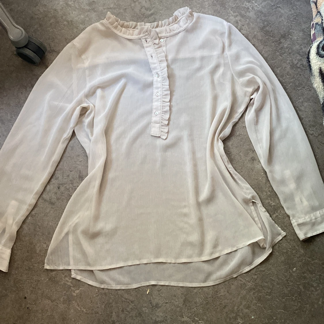 Lite genomskinlig vit blus