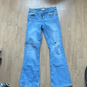 Jeans Gina tricot  - Supersnygga low waist jeans från Gina tricot med as snyggt hål