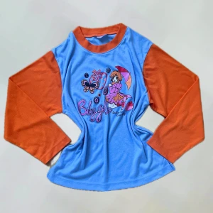 Vintage Tee - Såå cute vintage tee i bomull med kontrast färger i orange och blå med anime tryck!!! Väldigt gammal så lite urtvättad men mycket fin och unik!🧡💙 Står Baby Girl på🧡💙