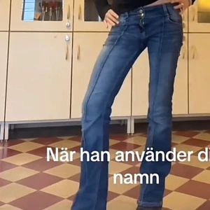 Blå bootcut jeans med dubbla knappar - Jättesnygga populära jeans, blivit försmå💕💕