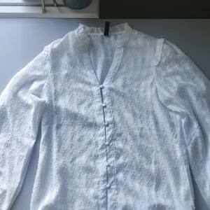 Vit blus  - Vit blus från Amisu i storlek S, nästan aldrig använd jättefin vit mönster blus 