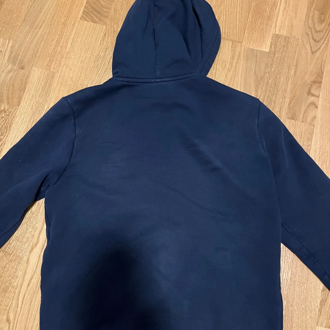 Marinblå hoodie från Lacoste - 1