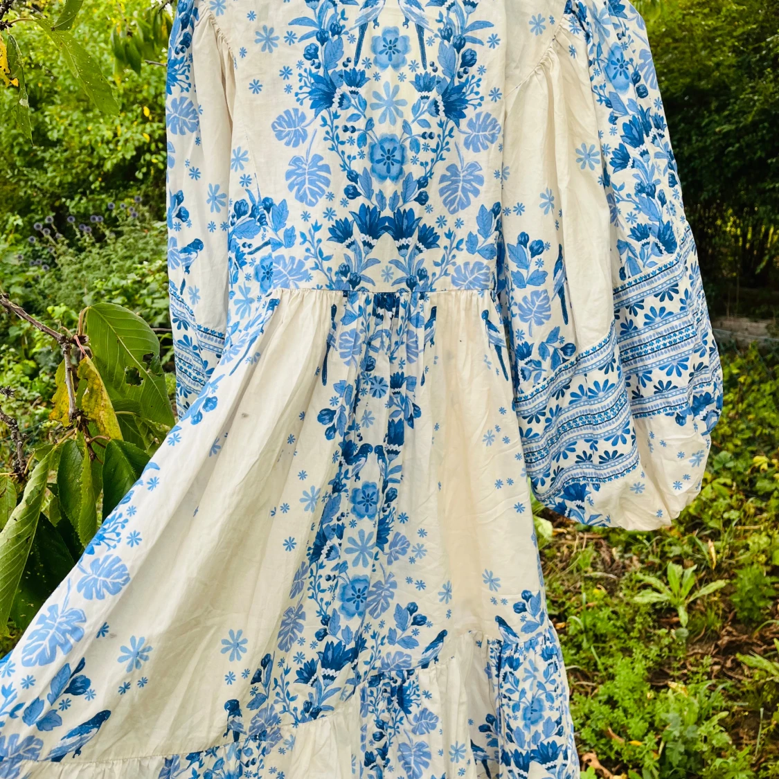 Blåvit blommig långklänning  - 1