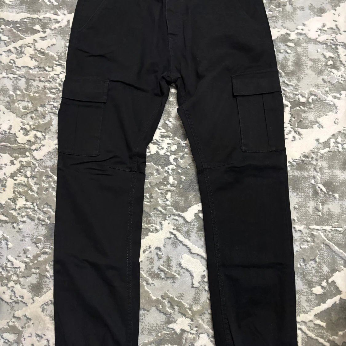 Svarta cargobyxor från Saligia