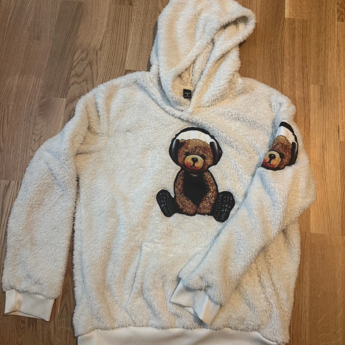 Fluffig hoodie med nalle från Manfinity - 1