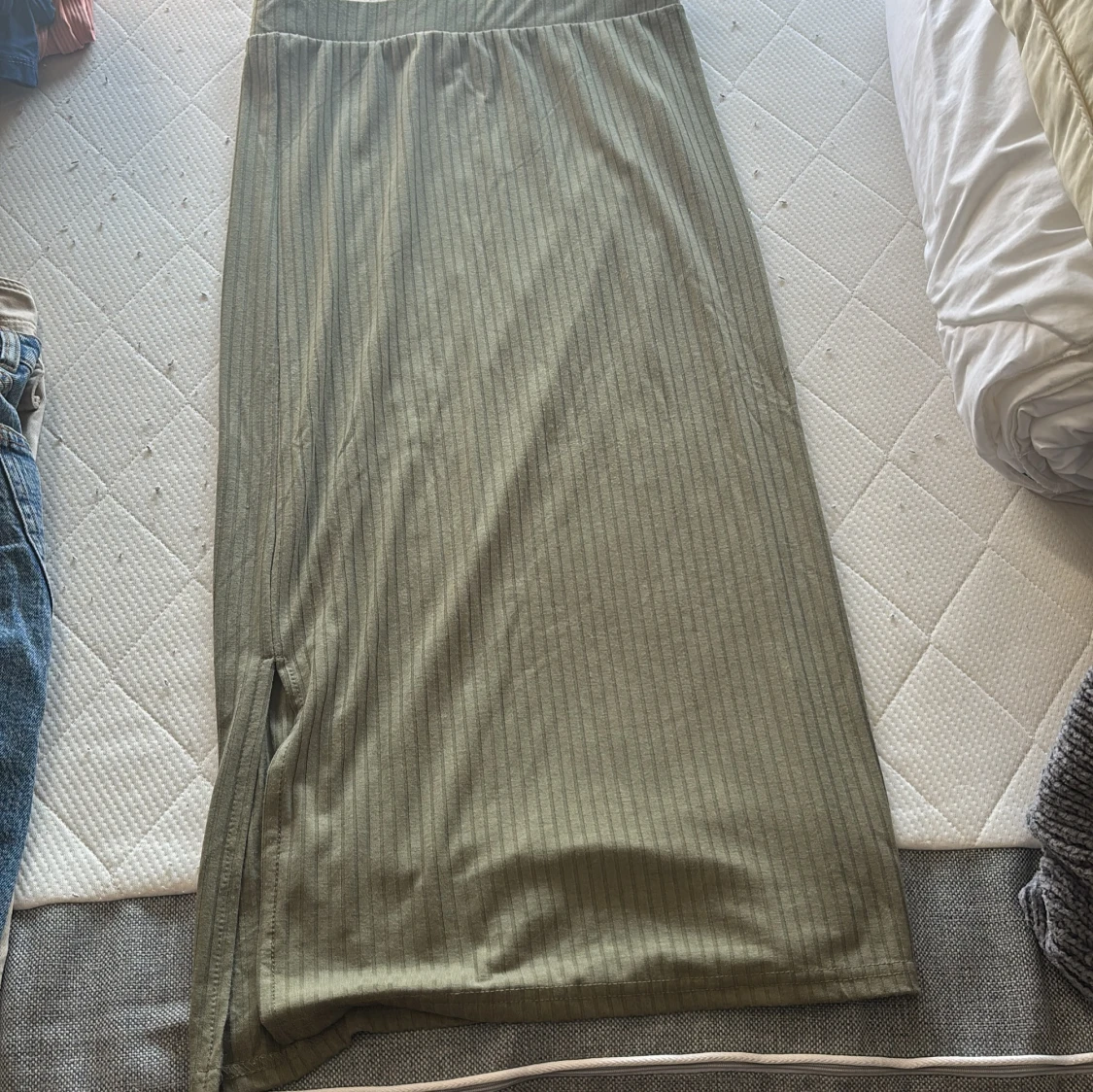 Olivgrön långkjol från Pieces