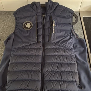 Marinblå dunväst från Sail Racing - Hej säljer nu min sail racing väst i storlek S. Pris kan diskuteras,säljer den för att den har blivit för liten för mig under åren