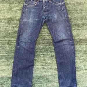 Vintage Levi's 501 blå jeans straight fit - Säljer dessa feta Levi's 501 med en skön fade som e straight fit.  Nypris 1199kr mitt pris 399kr. Fråga på angående passform eller pris! 