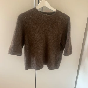 Brun stickad tröja från & Other Stories - Andvänd fåtal gånger jätte mysig och varm perfekt till hösten