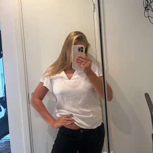 Vit blus med volangärm och v-ringning - Säljer en luftig vit blus från H&M med v-ringning och snygga volangärmar. Blusen är tillverkad i ett tunt, lätt material som även är lite genomskinligt. Perfekt att styla med jeans för en fräsch look!!🧸