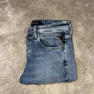 Replay Grover ljusblå jeans - Säljer ett par Replay Grover Jeans med storlek Waist 29 length 34 i färgen ljusblå. Modellen på bilden är ca 170 cm lång och byxorna är lite för långa på honom.  Nypris 1000kr mitt pris 599!! Vid några funderingar är det bara att kontakta mig!