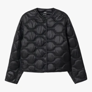 Svart jacka - Säljer en svart quiltad jacka från Mango!! Jättefin och snygg men kommer inte till användning längre💕🙌