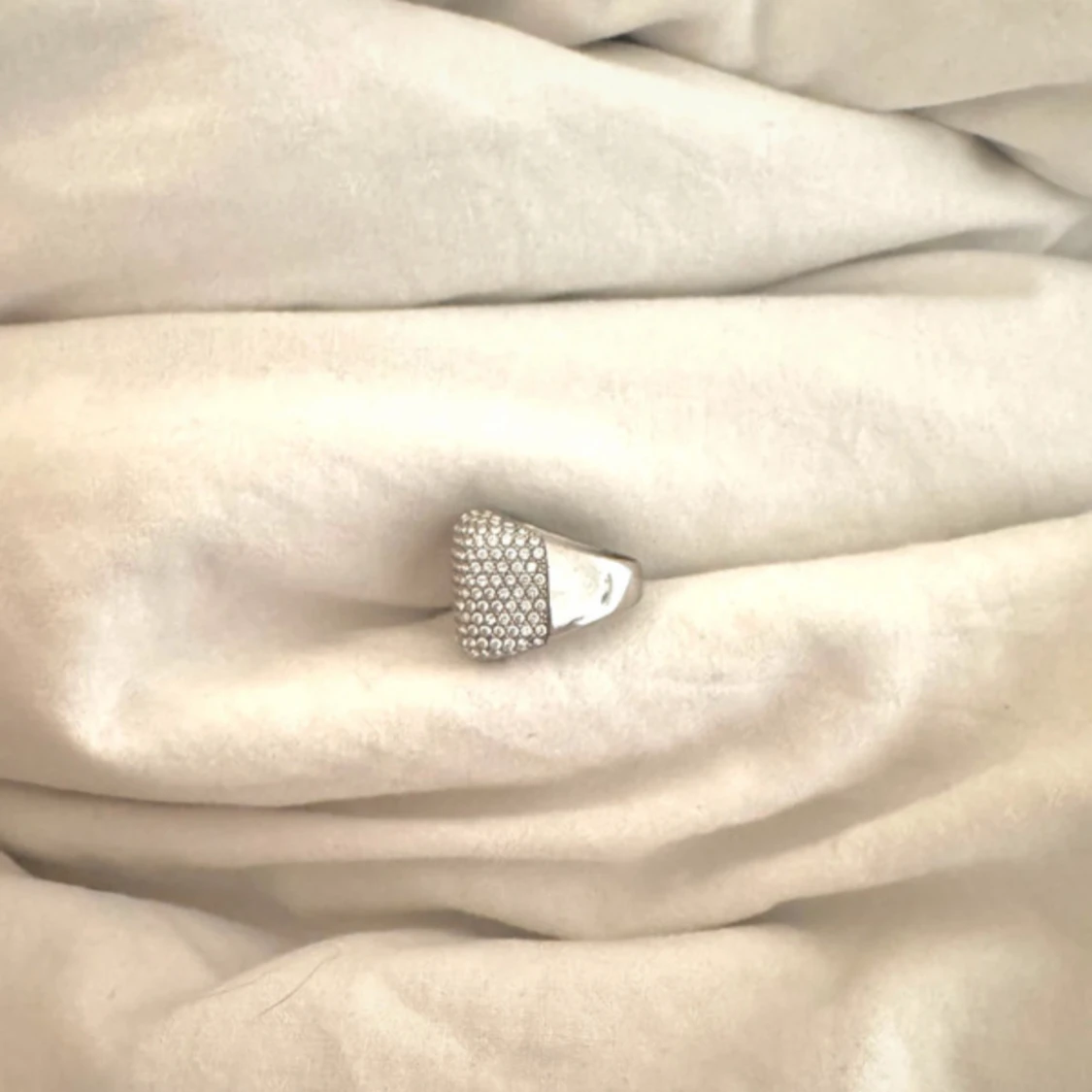 Bred silverring med glittriga stenar - 1