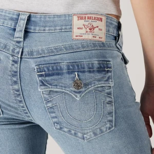 True religon jeans!! - Säljer mina ljusblåa true religon jeans i storlek 27 💓 dem är i den lågmidjade modellen joey och är uppsydda så dem passar på mig som är runt 162 lång. Dem är lite slitna där nere, ingenting man tänker på men där av priset, skriv för bilder 🫰🏻nypris är 1299!