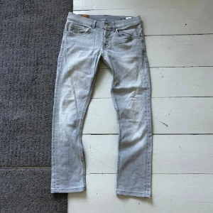 Dondup jeans - Säljer dessa snygga dondup jeans i size 31. Modellen e george och är slimfit. Nypris 3700kr. Säljer då de inte passar mig som jag vill. Skick 8/10