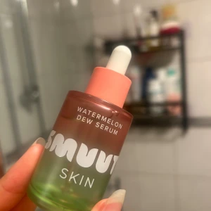 Smuuti Skin Watermelon Dew Serum - Glowigt serum med vattenmelonextrakt från Smuuti Skin. Vegansk och parfymfri formula, perfekt för dig som vill boosta huden med fukt och lyster. Helt oöppnad