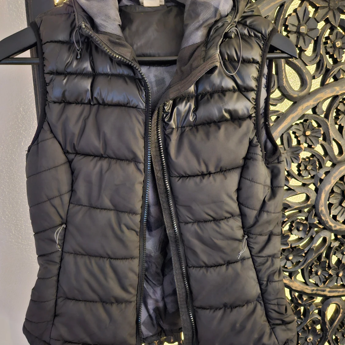 Svart dunväst med huva från H&M Sport