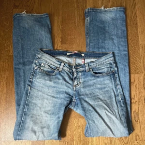 Lågmidjade jeans - Snygga lågmidjade  ljusblå jeans från Only Jeans.   Midjemått 38 och innebenslängd så dom passar mig som är 175💗