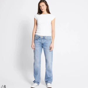Blå raka jeans från 157 XXS - Säljer ett par klassiska ljusblå jeans från 157 i rak modell. Jeansen har medelhög midja och knappgylf. Modellen heter Icon och tvätten Light used. Nypris: 400kr🩵