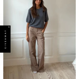 Low waistes bagy jeans  - Köpte dessa jätte snygga byxor men kunde ha den då de tyvärr är för små och det går inte att lämna tillbaka. Från Design by si, skriv för fler bilder❤️