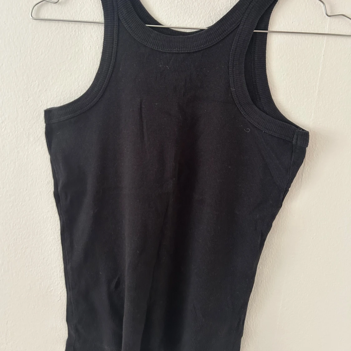 Svart ribbad linnetopp