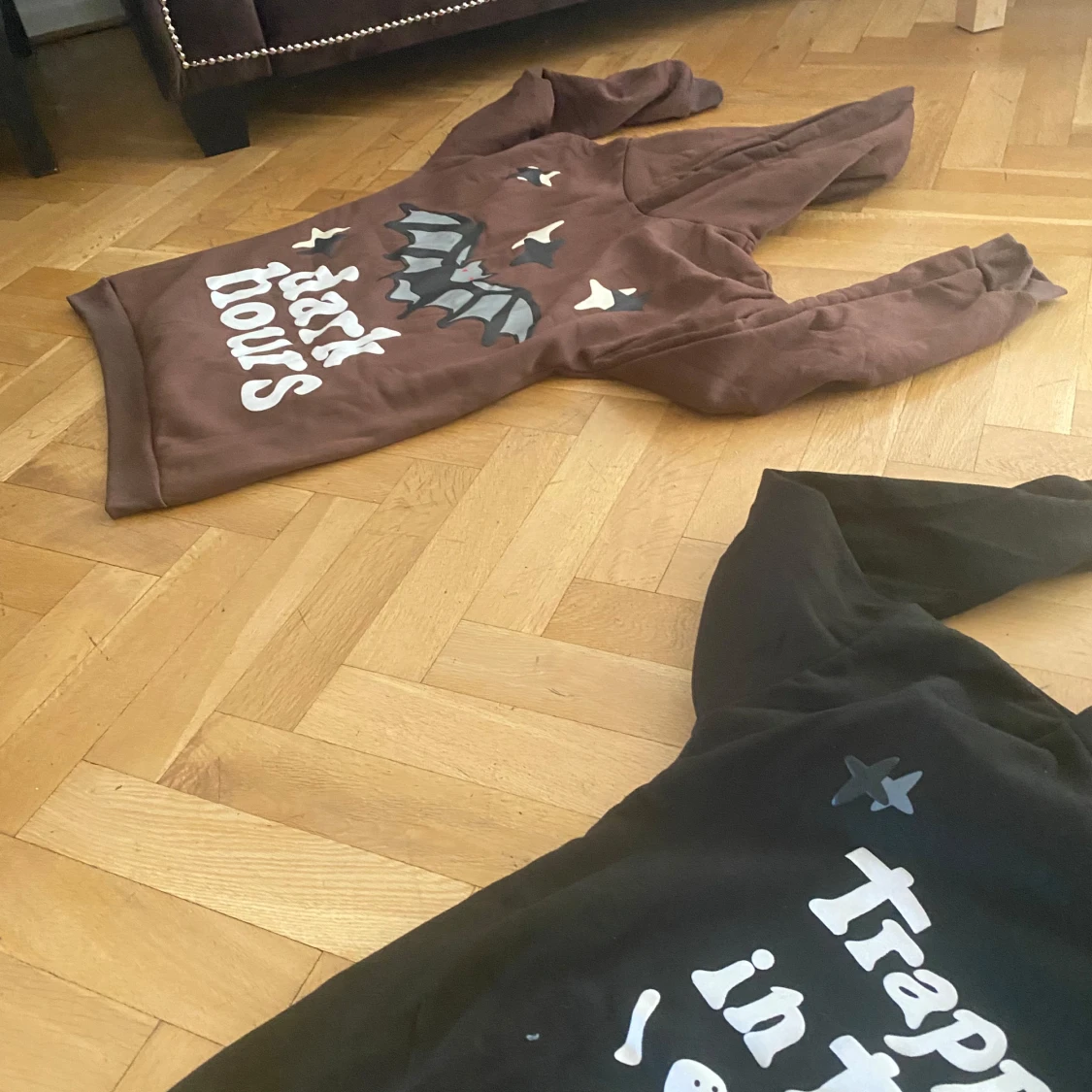 Svart hoodie med tryck Trapped in Time - 2