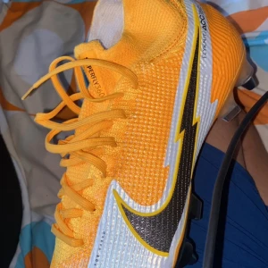 Nike mercurial elite  - Ett par elites med metall dobbar som jag använt 2 gånger, dom har en gräsfläck på högra skon under snörena 