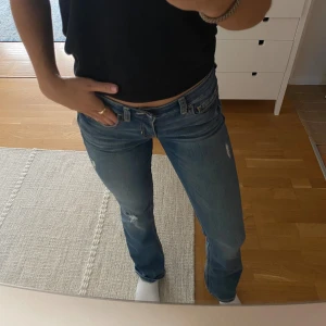 Bootcut jeans från Hollister, blå - Snygga blå bootcut jeans från Hollister med låg midja. Fint skick & sparsamt använda!! Super snygga💘