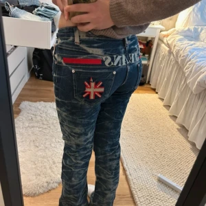Blå jeans med Union Jack-detalj - Unika blå jeans från USED, supercoola
