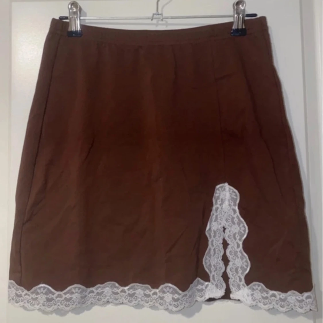 Brun kortkjol med vit spets - 2