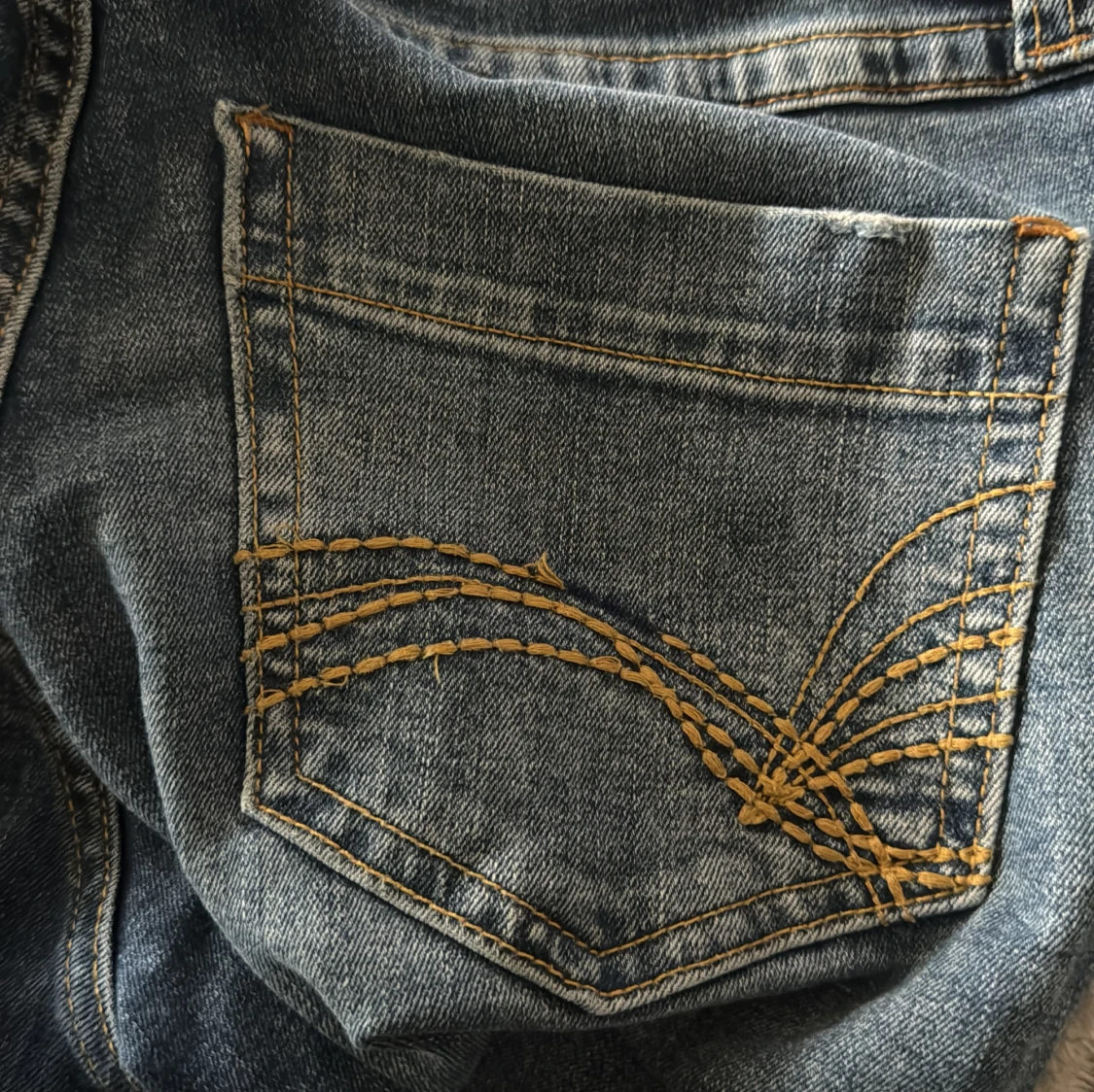 Blå bootcut jeans med broderad ficka - 3