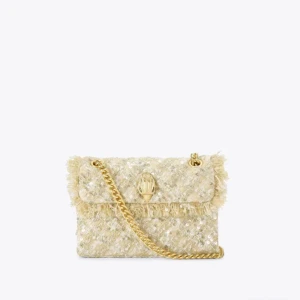 Kurt Geiger Kensington axelväska beige - Säljer en lyxig Kurt Geiger Kensington axelväska i beige med guldiga detaljer och kedja. Väskan har ett glittrigt, quiltat tyg med paljetter och fransar, samt en ikonisk fågeldekor på locket. Perfekt för dig som vill sticka ut med en unik accessoar. Väskan är använd men ser fortfarande fräsch ut, skriv för fler bilder eller frågor❣️nypris 2315❤️