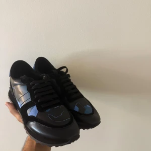 Valentino Rockrunners  - Säljer ett par Rockrunners på grund av att de inte passar mig. De är helt nya och har bara blivit testade. Blåa och svarta, riktigt stiliga. Passar med nästan allting. Pris kan sänkas vid snabbaffär. Säljs så billigt för att jag slängde boxen. Storlek 44 men passar 43. Vid frågor tveka inte att skicka ett PM. 
