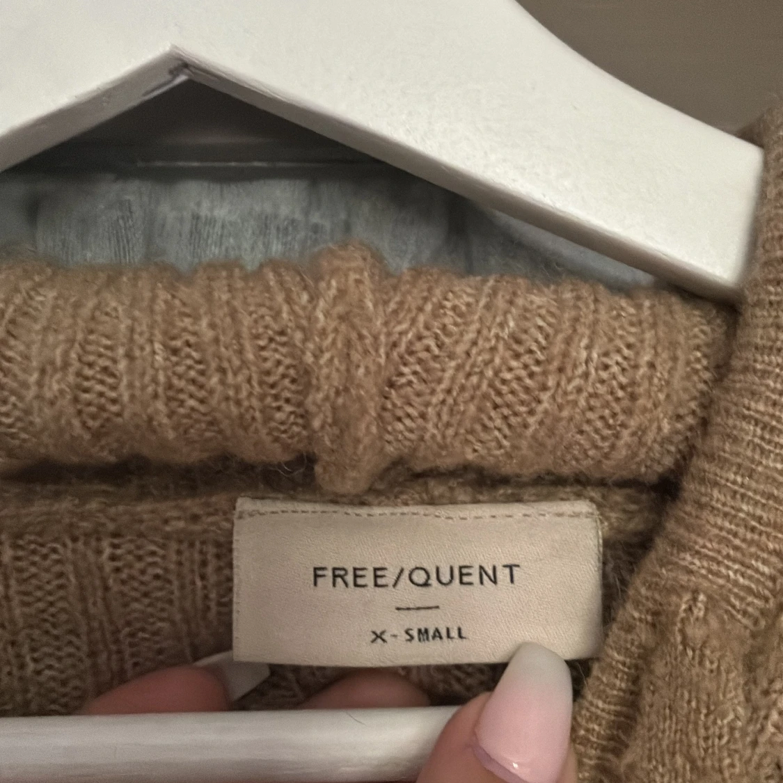 Beige stickad hoodie från Freequent - 2