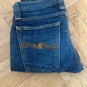 Nudie jeans - Helt nya nudie jeans skick 10/10 använd 3-5 gånger. Storlek W26 L32 och passar någon som är ungefär 165-170. Modellen är tight long John (slimfit). Har tyvärr ingen bild med dom på då dom är för små för mig.