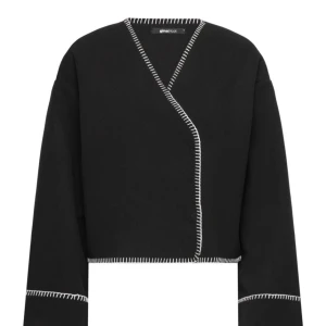 Jacka - En jacka som är slutsåld på Gina tricot ! Super skön men aldrig använd då den är lite stor för mig ! Inga skador 