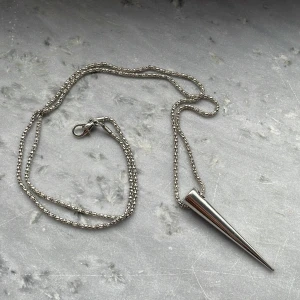 Silverfärgat halsband - Silverfärgat halsband med spetsig berlock💕