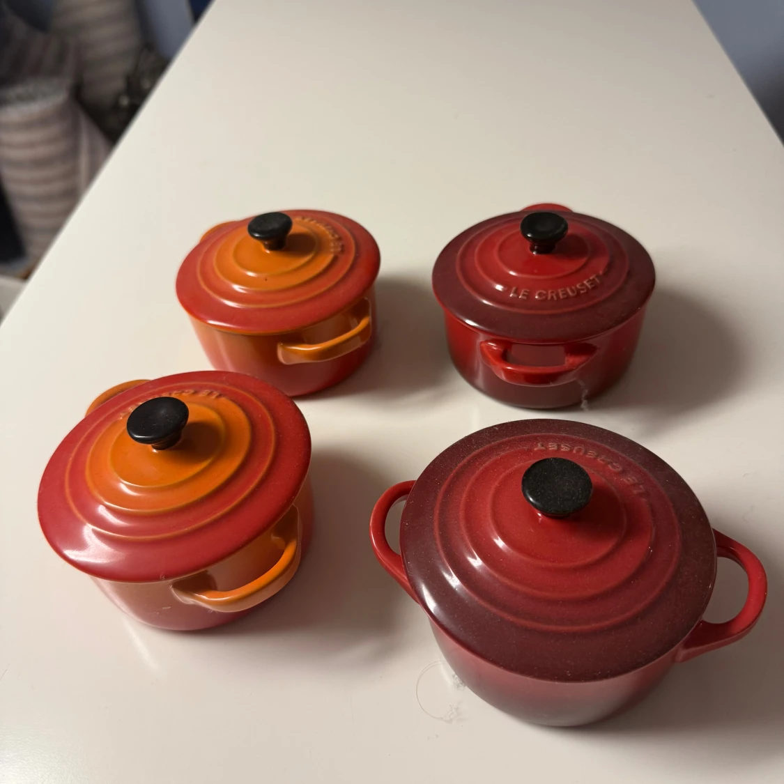 Fyra små Le Creuset-grytor