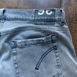Dondup jeans - Längd är 113cm Midja 45cm  Bra sick man ser inte det på bild 4 när dom är på att det är märke bak  Dom sitter som ett par 34/34 i jeans  Pris kan diskutera vid snabb affär
