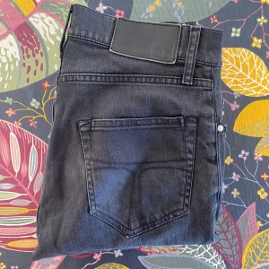 Tiger Of Sweden Jeans - Snygga mörkgrå jeans i modellen Pistolero med skinny passform. Klassisk femficksdesign, normal midja och raka ben. Jeansen är tillverkade i ett mjukt bomullstyg med lite stretch för extra komfort. Perfekta för dig som gillar en stilren och enkel look.