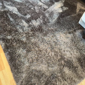 RYAMATTA 160x230 - Säljer en mörk brun matta. Mattan är i ett gott skick! 