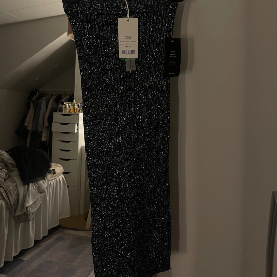 Glittrig svart/grå långkjol från NA-KD