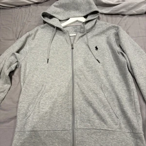 Polo Ralph lauren tröja - Säljer denna Ralph lauren tröja för den bara ligger, kan gå ner i pris vid snabb och smidig affär, tröjan är som ny inga hål eller fläckar. Skriv om ni är intresserade 