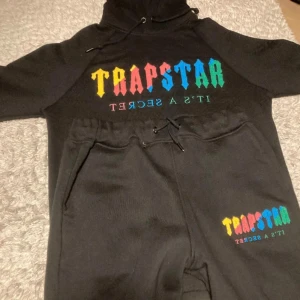 Trapstar dress - Säljer min Trapstar black candy. Den är fak3 Helt oanvänd och omöjlig att se skillnad ifrån en riktigt. Tröjan eller byxorna separat 200 kr eller båda för 450kr. Pris kan diskuteras vid snabb affär. Nypris 1000kr. 