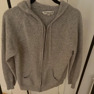 Kashmir tröja  - Säljer nu denna tvär feta kashmir hoodien från Davida! Ny priss på denna är 2799. Storleken är L men passar på nån som har xs-s! Hör av er vid fundering och priset kan diskuteras. 😃🤝💯