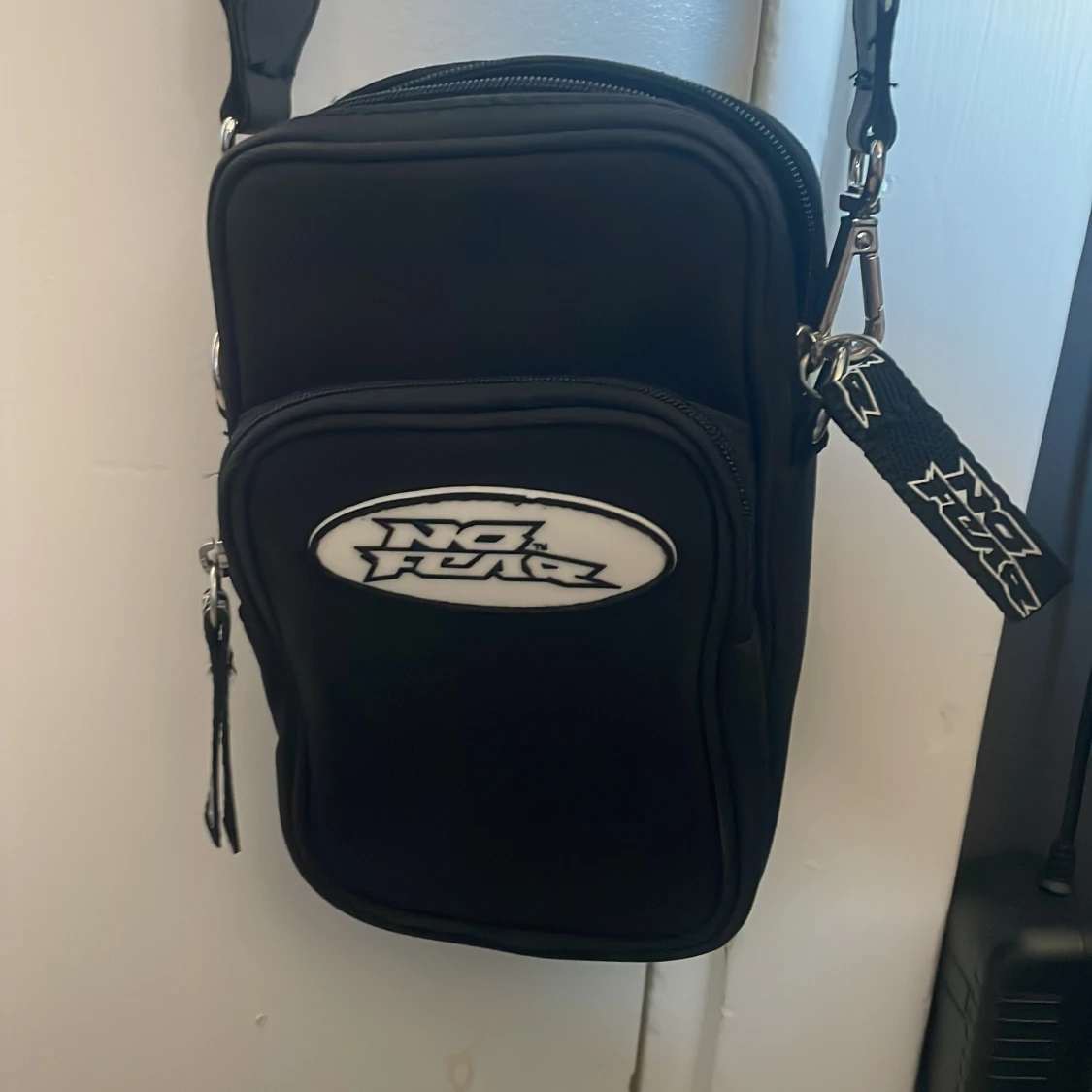 Svart No Fear axelväska med logga - 1