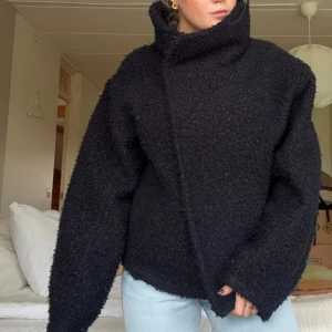 Mörkblå/marinblå så snygg teddyjacka från Gina Tricot - Säljer nu en av mina favoritjackor! En marinblå teddyjacka/kappa från Gina Tricot. Perfekt nu i höst/vinter 🍂 storlek xs. Nypris 599:-, slutsåld på hemsidan. 